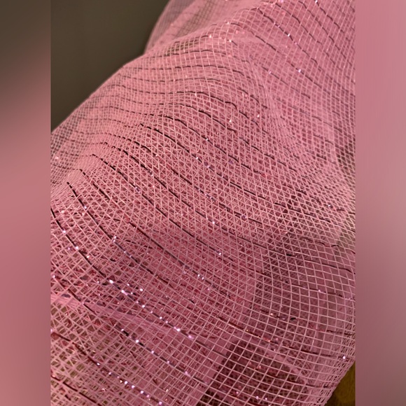 Pink Deco Mesh w/ Metallic Wire,Like New, 20”W by 55” L loose measurement - Picture 4 of 9